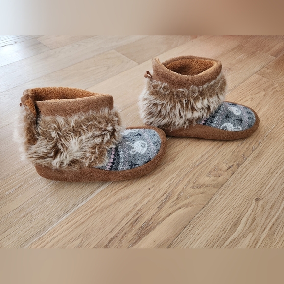 JOE FRESH | Moccasin-style slippers with hard soles - Picture 2 of 6